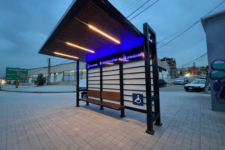 محطة إنتظار نموذجية للحافلات "Bus Stop" على الطريق البحرية لمدينة صيدا