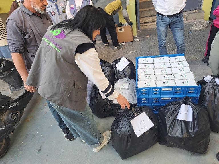 "جمعية المواساة" توزع 600 قطعة شتوية للنازحين من الجنوب