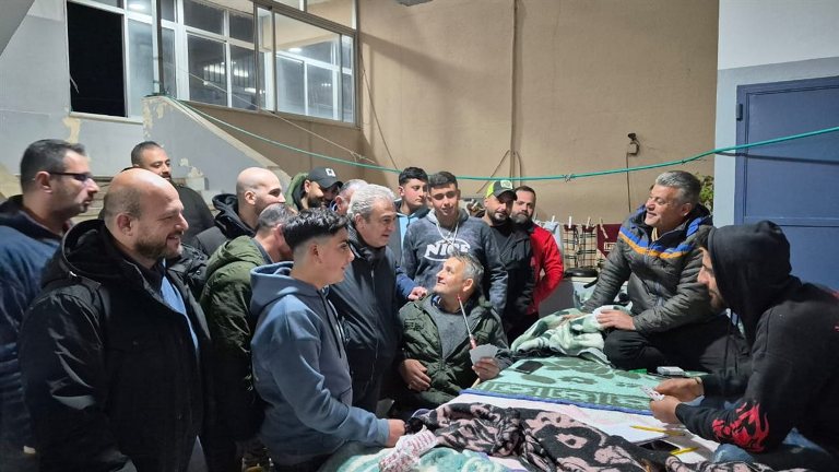 حجازي ووفد بلدية صيدا يتفقدون مركز ايواء النازحين في تعمير عين الحلوة بعد الغارة الاسرائيلية