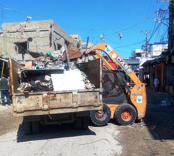 ورش بلدية صيدا ترفع ركام الغارة الإسرائيلية على تعمير عين الحلوة