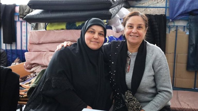 بعد 20 عاماً.. لقاء وفاء يتجدّد في مركز استقبال النازحين في صيدا