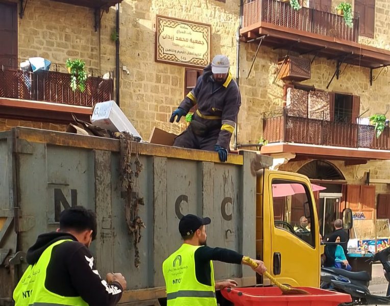 بلدية صيدا وعدد من من "الهيئات الأهلية" يعملان على نظافة المدينة والحد من التداعيات البيئية الناتجة عن الكثافة السكانية الراهنة.