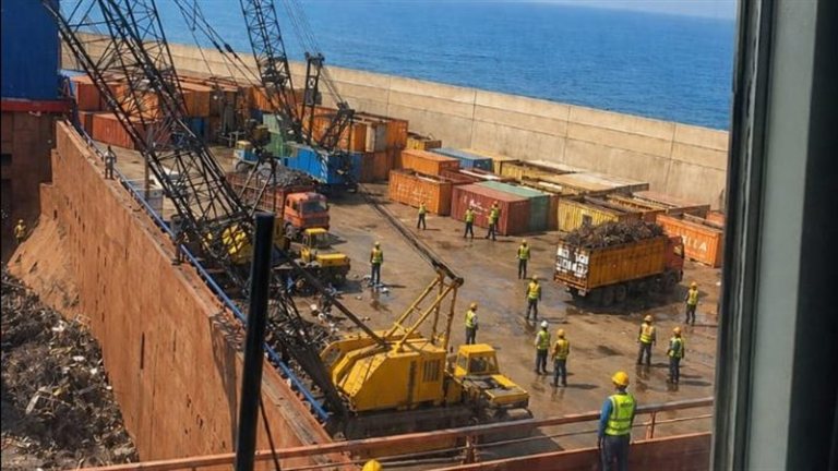 عمال مرفأ صيدا… أبطال بصمت في عيدهم