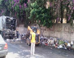 "حزب الله" يطلق حملة لرفع النفايات من احياء تعمير عين الحلوة في صيدا