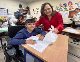 في "اليوم العالمي للتغذية".. "جمعية المواساة" توزع وجبات غذائية ل"صندوق الزكاة" و"جامع السلام" وللعاملين في اقسامها.