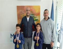 الصيدلي عمر مرجان يهنّئ البطلين آدم وأمير السن لإحرازهما بطولة آسيا للفنون القتالية المختلطة