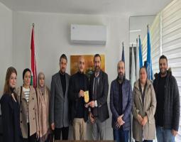 "لجنة الأهل" في "المدرسة  الإنجيلية" تكرم الصيدلي عمر مرجان