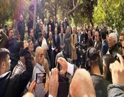 سعد : يَظُنُّونَ أَنَّ النَّاسَ غَافِلَةٌ عَنْهُمْ، وَهُمْ يَتَزَاحَمُونَ بِأَمْوَالِهِمْ لِاقْتِنَاصِ مَنْصِبٍ وَمَرْكَزٍ وَحَظْوَةٍ عِنْدَ النَّاسِ