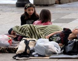 نازحون في صيدا بلا مأوى: لماذا لم يُفتح دار المعلمين؟