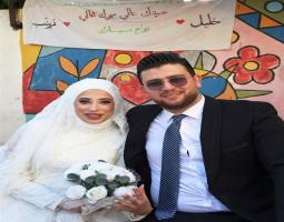 في زمنٍ يثقل بالحرب والنزوح، اختار عروسان أن يكتبا قصتهما بلون مختلف.