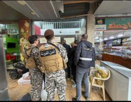 جولة لفريق الصحة على مطاعم صيدا التي تؤمن وجبات غذائية للنازحين ..اقفال محل لبيع الفروج لعدم التزامه معايير سلامة الغذاء.