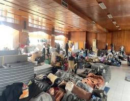 "المستقبل"  و"الإغاثة الأولية الدولية" :مشروع لتقسيم صالات "اليتيم العربي" لحفظ خصوصية كل عائلة نازحة