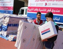 دولة قطر تقدم مساعدات غذائية وإيوائية للنازحين المتواجدين في صيدا