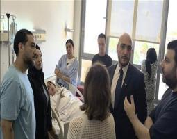 عمر مرجان يعود جرحى حادث إنقلاب "حافلة المعتمرين" في "المستشفى التركي" في صيدا