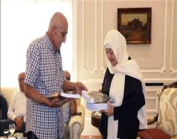 بهية الحريري تتسلم من طالب قرة أحمد جديد اصداراته عن تاريخ وآثار وتراث صيدا