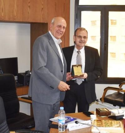 البزري مُكرَّمًا في لقاء لجنة رؤساء البلديات اللبنانية تقديرًا لمسيرته في العمل البلدي