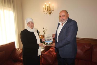 الحريري تتسلم من خالد الكردي كتابه  