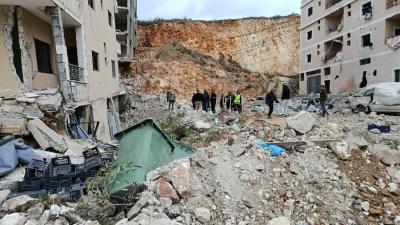 بالصور : دمار واضرار في الابنية السكنية التي استهدفتها الغارة الاسرائيلية في بلدة كفرحتى- قضاء صيدا