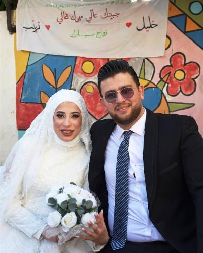 في زمنٍ يثقل بالحرب والنزوح، اختار عروسان أن يكتبا قصتهما بلون مختلف.