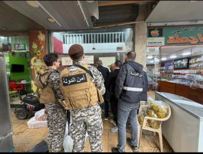 جولة لفريق الصحة على مطاعم صيدا التي تؤمن وجبات غذائية للنازحين ..اقفال محل لبيع الفروج لعدم التزامه معايير سلامة الغذاء.