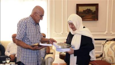 بهية الحريري تتسلم من طالب قرة أحمد جديد اصداراته عن تاريخ وآثار وتراث صيدا