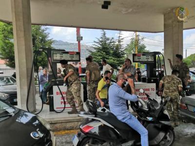 الجيش يأخذ المبادرة ويهدد اصحاب محطات الوقود المقفلة بتوزيع مخزونها مجانا