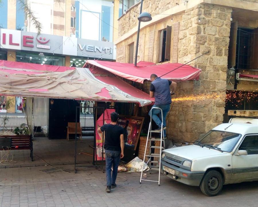 ازالة المخالفات والتعديات عن الارصفة في السوق التجاري لمدينة صيدا