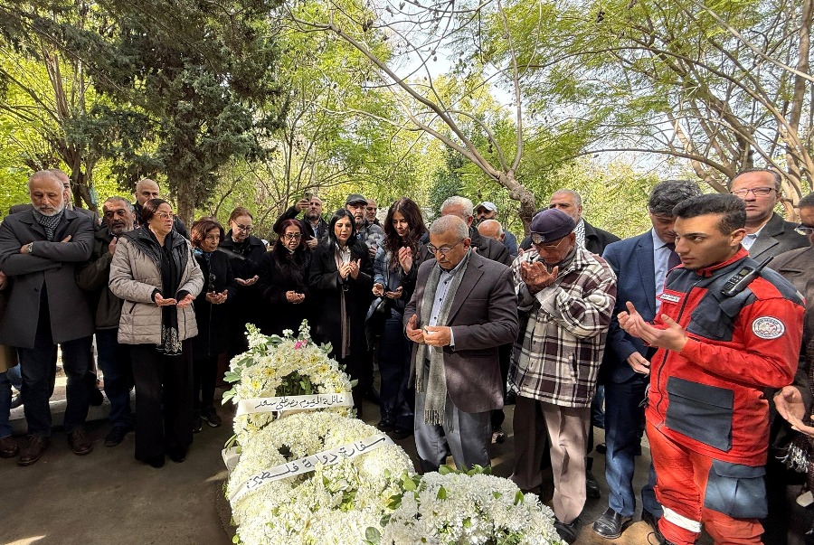 سعد : يَظُنُّونَ أَنَّ النَّاسَ غَافِلَةٌ عَنْهُمْ، وَهُمْ يَتَزَاحَمُونَ بِأَمْوَالِهِمْ لِاقْتِنَاصِ مَنْصِبٍ وَمَرْكَزٍ وَحَظْوَةٍ عِنْدَ النَّاسِ