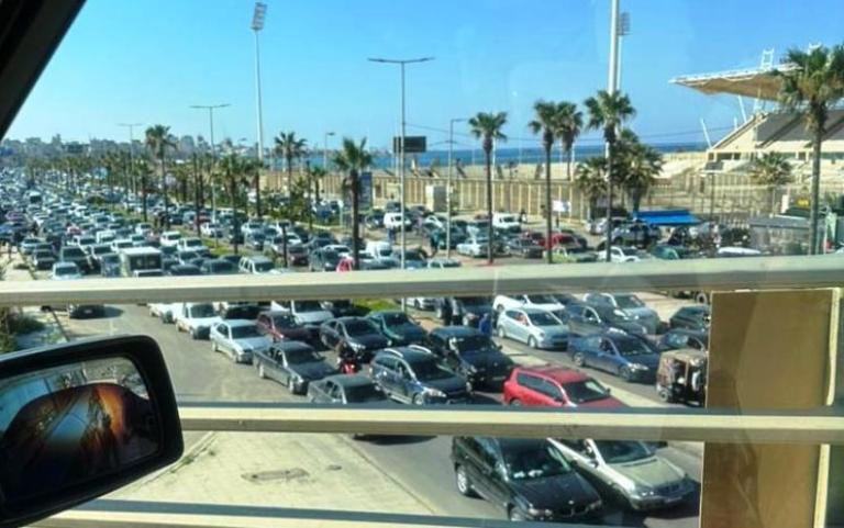 بالفيديو والصور : مئات العائلات النازحة من الجنوب عالقة في السيارات على اوتستراد صيدا - الزهراني