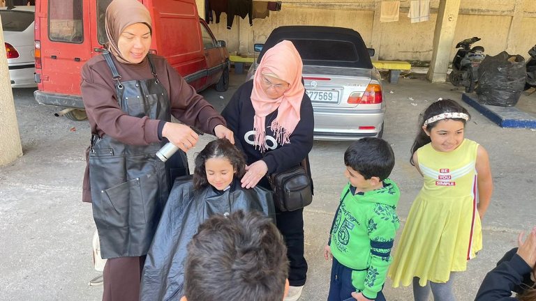 مقصّ صغير.. وفرح كبير: مبادرة تعيد بهجة العيد إلى الأطفال في مراكز إيواء صيدا !