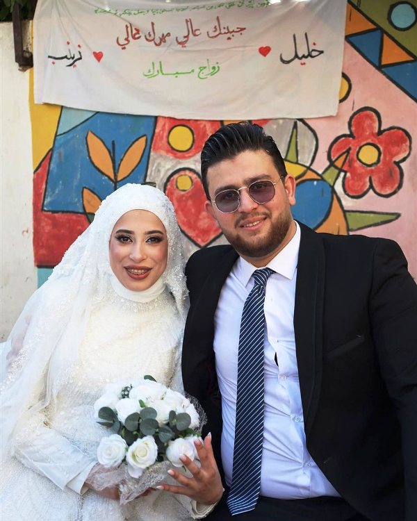 في زمنٍ يثقل بالحرب والنزوح، اختار عروسان أن يكتبا قصتهما بلون مختلف.