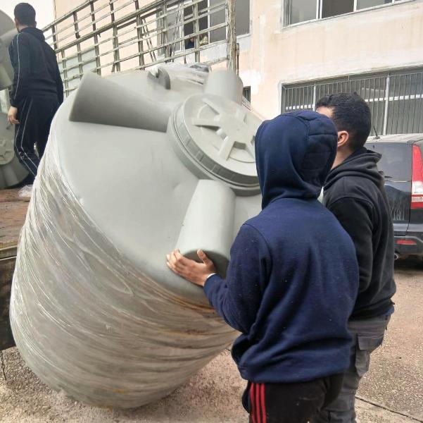 "مياه لبنان الجنوبي"  تسلّم وتركّب خزانات مياه لمراكز الايواء في عبرا والغازيه