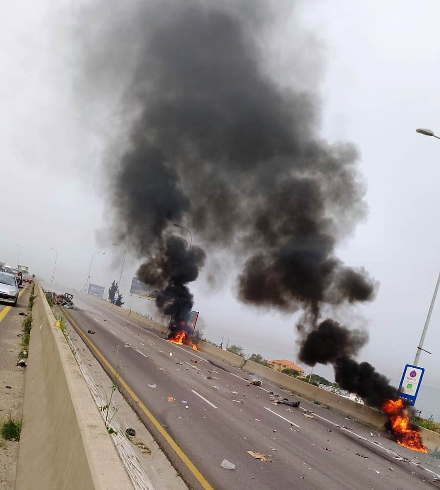 شهداء نتيجة غارات المسيّرات الاسرائيلية  على سيارات بين الجية والسعديات على اوتستراد الجنوب