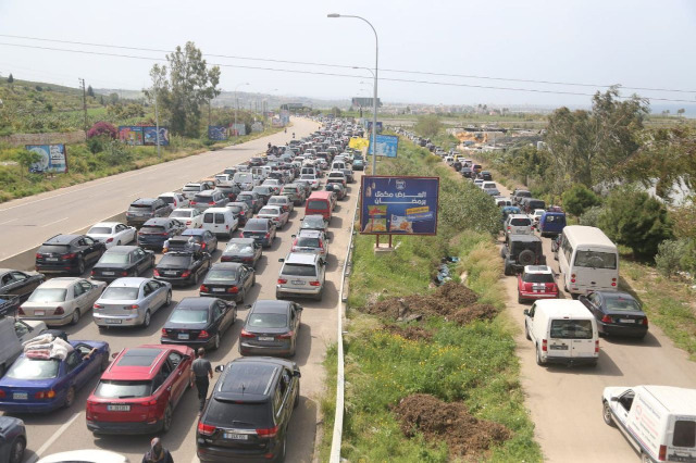 تشهد كل الطرقات المؤدية الى الجنوب زحمة كبيرة على مع استمرار تدفّق العائدين إلى قراهم