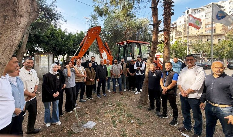 ​بلدية صيدا تتسلم "جرافة" مقدمة كهبة لتعزيز جهوزية ورش الطوارئ والبنية التحتية