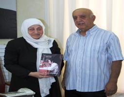 عبد الله كنعان يهدى بهية الحريري ومحمد السعودي كتابه الجديد " من حي الشارع الى.."