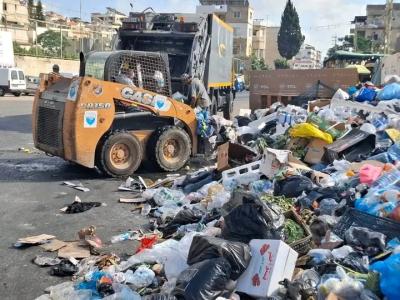 بدء رفع النفايات المتراكمة من شوارع صيدا بعد إعادة فتح المعمل